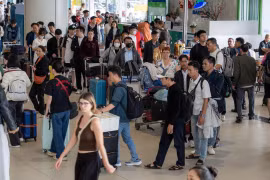 Xung đột Trung Đông khiến vé máy bay đi châu Âu căng thẳng và đắt đỏ