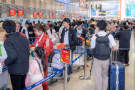 Sân bay cửa ngõ Thủ đô vẫn tấp nập khách ra vào dù đã hết Tết