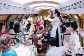 Thưởng thức Hà Nội qua "Tết xưa- Xuân mới" trên tàu 5 cửa ô