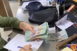 Khách vội vàng di chuyển chuyến bay sớm bỏ quên ví có gần 80 triệu tiền mặt ở xe đẩy