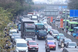 Người dân ùn ùn rời Thủ đô chiều cuối năm, đường sá đông nghịt