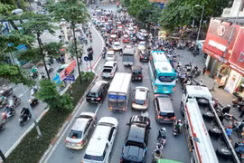 Lưu ý: Ô tô chỉ được lưu thông một chiều trên đường Nguyễn Hữu Thọ