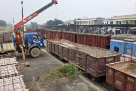 Đường sắt vận chuyển miễn phí 1 triệu viên gạch góp sức vào “Chiến dịch Quang Trung”