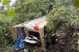 Xe chở đoàn khách lao xuống vực sâu 100m ở Sơn La làm 8 người thương vong