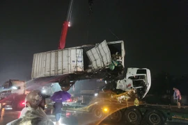 Xe tải vượt rào chắn bị tàu hỏa đâm bay xa 170m, tàu phải lùi 15m để cứu hộ xe tải