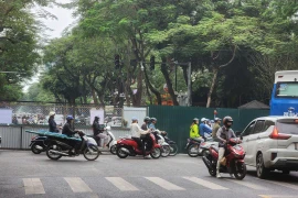 Rào chắn nhiều đoạn trên các tuyến phố khu vực trung tâm để thi công dự án chống ngập