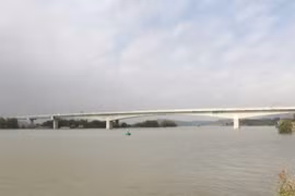 Hạn chế giao thông thủy trên sông Kinh Thầy để thi công cầu đường sắt tốc độ cao 