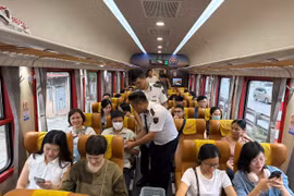 Đôi tàu chuyên dụng chở y, bác sĩ từ Hà Nội đến Bệnh viện Bạch Mai cơ sở 2 lăn bánh