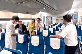 Tổ bay và hành khách kịp thời cấp cứu 1 khách bị ngất trên chuyến bay từ Mỹ về TP. HCM