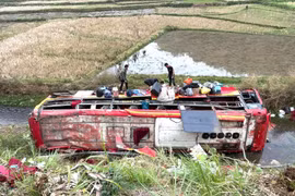 Xe khách bị lật trên quốc lộ 37 qua Sơn La làm 11 người bị thương