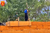 Lên Y Tý xem đồng bào giã đất làm nhà