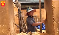 Lên Y Tý xem đồng bào giã đất làm nhà