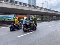[Ảnh] Công an quận Đống Đa tăng cường xử lý các trường hợp ra khỏi nhà không cần thiết
