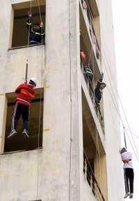Gần 400 học sinh ở Hà Nội trải nghiệm kỹ năng chữa cháy, thoát hiểm