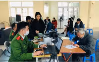 Lực lượng Công an làm việc đến nửa đêm cấp căn cước gắn chíp cho người dân