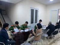 Lực lượng Công an làm việc đến nửa đêm cấp căn cước gắn chíp cho người dân
