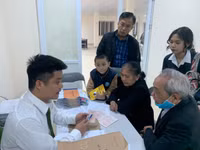 Lực lượng Công an làm việc đến nửa đêm cấp căn cước gắn chíp cho người dân