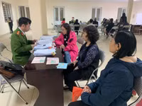 Lực lượng Công an làm việc đến nửa đêm cấp căn cước gắn chíp cho người dân