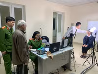 Lực lượng Công an làm việc đến nửa đêm cấp căn cước gắn chíp cho người dân