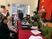 Lực lượng Công an làm việc đến nửa đêm cấp căn cước gắn chíp cho người dân