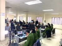 Lực lượng Công an làm việc đến nửa đêm cấp căn cước gắn chíp cho người dân