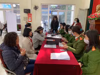 Lực lượng Công an làm việc đến nửa đêm cấp căn cước gắn chíp cho người dân