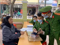 Công an quận Đống Đa đến tận khu dân cư cấp căn cước gắn chíp cho công dân
