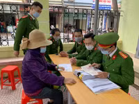 Công an quận Đống Đa đến tận khu dân cư cấp căn cước gắn chíp cho công dân