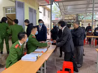 Công an quận Đống Đa đến tận khu dân cư cấp căn cước gắn chíp cho công dân
