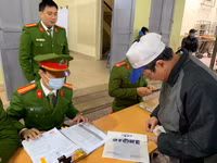 Công an quận Đống Đa đến tận khu dân cư cấp căn cước gắn chíp cho công dân