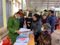 Công an quận Đống Đa đến tận khu dân cư cấp căn cước gắn chíp cho công dân