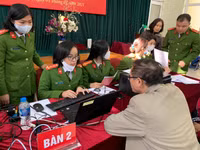 Lực lượng Công an làm việc đến nửa đêm cấp căn cước gắn chíp cho người dân