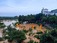 Cận cảnh những ngôi nhà ở bãi giữa sông Hồng ngập sát nóc do nước lũ
