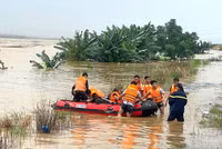 Lực lượng Công an căng mình ứng cứu, bảo vệ dân trong mưa lũ ở miền Trung 