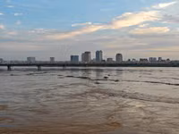 Cận cảnh những ngôi nhà ở bãi giữa sông Hồng ngập sát nóc do nước lũ