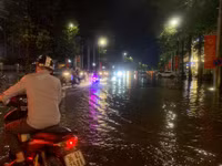 [Ảnh] Hà Nội nhiều tuyến đường ngập sâu, hàng loạt phương tiện mắc kẹt