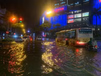 [Ảnh] Hà Nội nhiều tuyến đường ngập sâu, hàng loạt phương tiện mắc kẹt