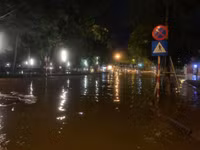 [Ảnh] Hà Nội nhiều tuyến đường ngập sâu, hàng loạt phương tiện mắc kẹt