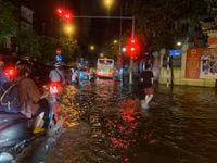 [Ảnh] Hà Nội nhiều tuyến đường ngập sâu, hàng loạt phương tiện mắc kẹt