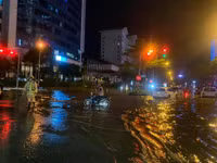 [Ảnh] Hà Nội nhiều tuyến đường ngập sâu, hàng loạt phương tiện mắc kẹt