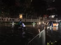 [Ảnh] Hà Nội nhiều tuyến đường ngập sâu, hàng loạt phương tiện mắc kẹt