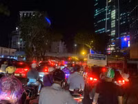 [Ảnh] Hà Nội nhiều tuyến đường ngập sâu, hàng loạt phương tiện mắc kẹt