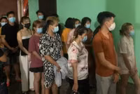 [Ảnh] Cận cảnh quá trình đột kích quán hát cho nhau nghe, bắt quả tang 13 đối tượng 'bay lắc'