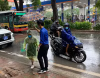 [Ảnh] Xúc động hình ảnh nhường áo mưa, ô cho các thí sinh trong cơn mưa lớn
