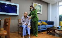 [Ảnh] Công an quận Thanh Xuân đến tận nhà cấp căn cước gắn chíp cho nhân dân