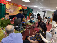 [Ảnh] Công an quận Thanh Xuân đến tận nhà cấp căn cước gắn chíp cho nhân dân