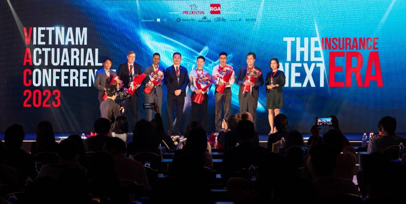 Ông Phương Tiến Minh, Tổng Giám đốc Prudential Việt Nam cảm ơn các đơn vị tài trợ đã đồng hành cùng hội nghị. Ông Phương Tiến Minh, Tổng Giám đốc Prudential Việt Nam cảm ơn các đơn vị tài trợ đã đồng hành cùng hội nghị.