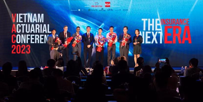 Ông Phương Tiến Minh, Tổng Giám đốc Prudential Việt Nam cảm ơn các đơn vị tài trợ đã đồng hành cùng hội nghị.