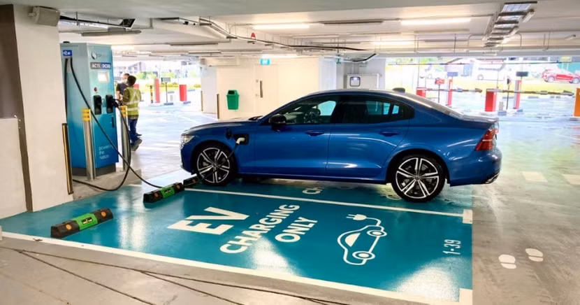 Đến năm 2030 sẽ có 60.000 điểm sạc xe điện trên khắp Singapore, trong đó có 40.000 điểm tại các bãi đỗ xe công cộng. Ảnh: Mothership