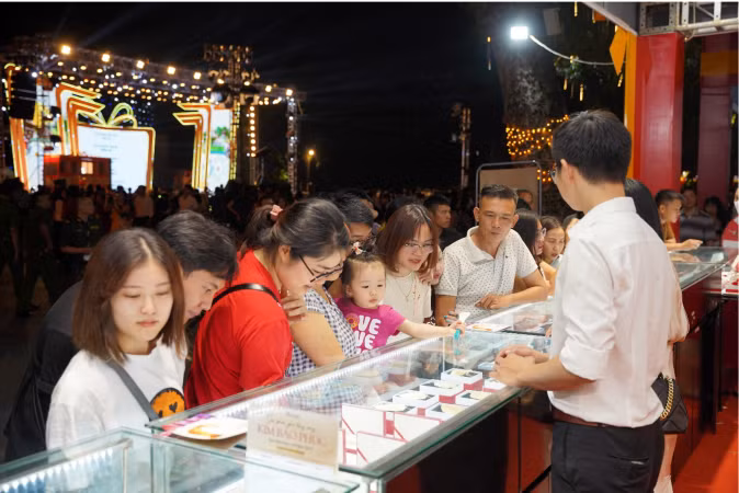 Đông đảo khách hàng tham quan, mua sắm tại gian hàng DOJI.